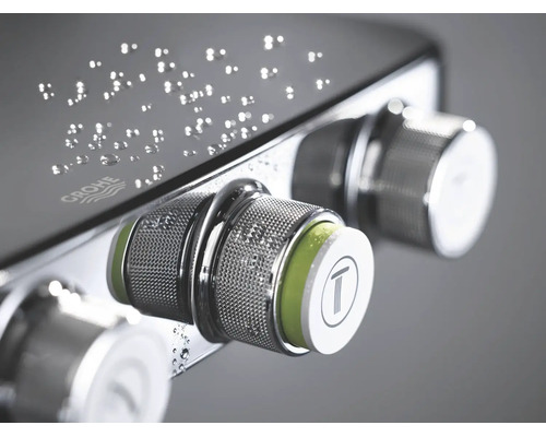 Nahaufnahme einer Grohe Duschsteuerung mit Grohe Logo, strukturierten Metallknöpfen und einem Duschsymbol.