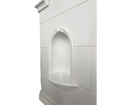 Weiße Fliesennische mit bogenförmigem Design als Ablage für Badezimmer