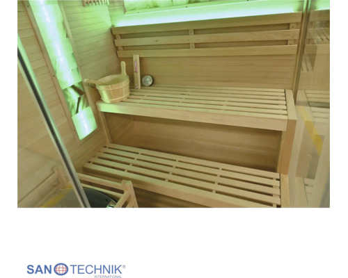 Innenansicht einer modernen Sauna aus Holz mit zweistufigen Liegebänken, Holzeimer, Saunazubehör und stimmungsvoller LED-Beleuchtung.