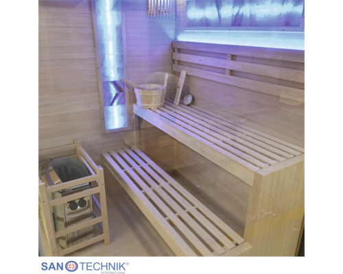 Innenansicht einer modernen Sauna aus hellem Holz mit zweistufiger Sitzbank, Saunaofen, Aufgusseimer und stimmungsvoller LED-Beleuchtung.