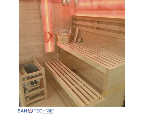 Innenansicht einer Holzsauna mit zweistufiger Saunabank, Saunaofen, Aufgusseimer und integrierter Beleuchtung.