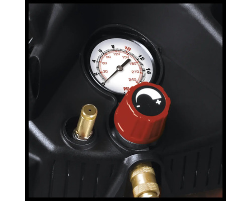 Detailansicht von Manometer und rotem Druckregler an einem Kompressor mit Messinganschlüssen.