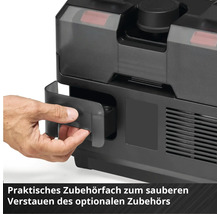 Hand öffnet ein integriertes Zubehörfach an einem schwarzen Gerät zur Aufbewahrung von Zubehörteilen.