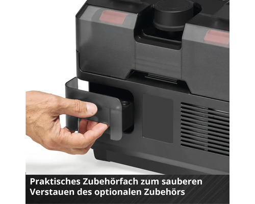 Hand öffnet ein integriertes Zubehörfach an einem schwarzen Gerät zur Aufbewahrung von Zubehörteilen.