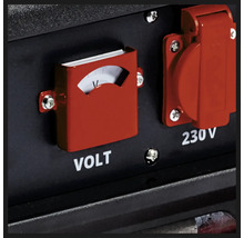 Bedienfeld eines Stromerzeugers mit Voltmeter und 230 Volt Steckdose.