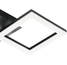 Detail einer modernen quadratischen LED-Deckenleuchte mit schwarzem Rahmen und weißem Diffusor.