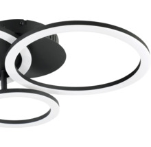 Moderne LED-Deckenleuchte in Schwarz und Weiß mit überlappenden Ringen aus Metall und Kunststoff.