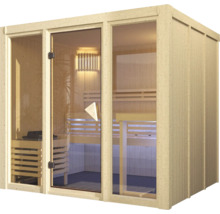 Moderne Indoor-Sauna aus natürlichem Holz mit großer Glasfront, Holzbänken und Saunaofen.