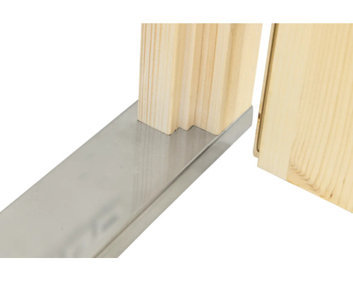 Nahaufnahme eines Holzpfostens in einem Metall-U-Profil.