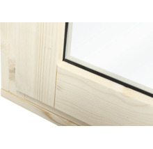 Nahaufnahme eines Holzfensterrahmens aus hellem Nadelholz mit Glaseinsatz und schwarzer Dichtung.