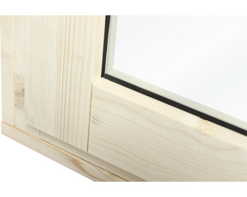 Detailansicht eines Holzfensterrahmens mit Glasscheibe und Dichtung.