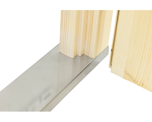 Türschwelle aus Edelstahl, montiert unter einer Zarge aus Holz.