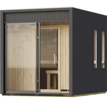 Moderne Gartensauna mit Holzwänden im Innenbereich, Glasfront und schmalen Seitenfenstern in einem dunklen Gehäuse.