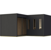 Modernes Gartenhaus mit Flachdach und senkrechter Wandverkleidung sowie Schiebetür und Fensterfronten.