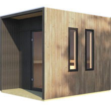 Modernes Gartensaunahaus mit vertikalen Holzlatten, dunklem Eingangsbereich mit Glastür und zwei schmalen Fenstern.