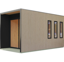 Modernes Gartenhaus aus Holz mit vertikaler Lamellenverkleidung, Flachdach und drei schmalen Fenstern für eine elegante Außenoptik.