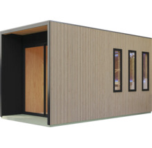 Modernes Gartenhaus mit vertikaler Holzfassade, drei schmalen Fenstern und einer Schiebetür, architektonisches Design aus Holz und Metall.