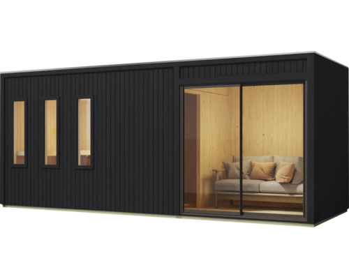 Modernes Gartenhaus aus Holz mit senkrechter Fassadenverkleidung drei Fenstern und großer Schiebetür sowie einem Sofa im Innenraum.
