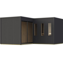 Modernes Gartenhaus mit Flachdach, vertikaler Holzschalung, Schiebetür und schmalen Fensterfronten in L-Form Anordnung.