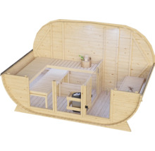 Moderne Fasssauna aus Holz mit Innenbänken, Saunaofen und Holzeimer in offener Innenansicht für den Garten.