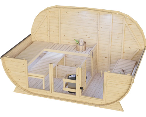 Moderne Fasssauna aus Holz mit Innenbänken, Saunaofen und Holzeimer in offener Innenansicht für den Garten.