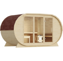Moderne Fasssauna aus Holz mit großen Glasfronten und integriertem Saunaofen für den Außenbereich.