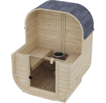Fasssauna aus Holz mit Glasfront und Saunahofen im Innenraum inklusive gewölbtem Dach.
