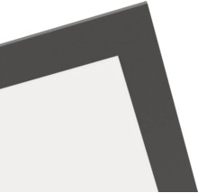Nahaufnahme der Ecke eines flachen LED-Panels mit dunklem Rahmen und weißer Diffusorfläche.