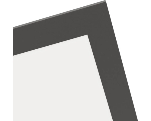 Nahaufnahme der Ecke eines flachen LED-Panels mit dunklem Rahmen und weißer Diffusorfläche.
