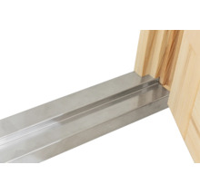 Türschwellenschutz aus Metall montiert an einer Türzarge aus Holz.