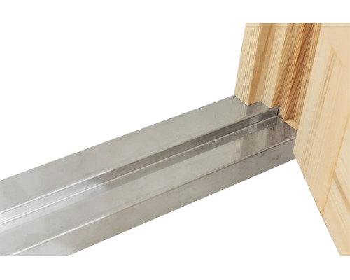 Türschwellenschutz aus Metall montiert an einer Türzarge aus Holz.