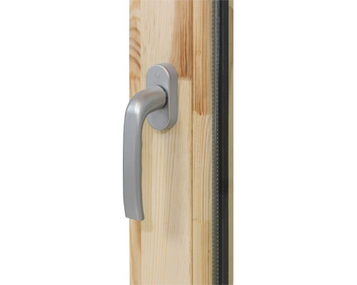 Silberner Fenstergriff an einem Fensterrahmen aus Holz.