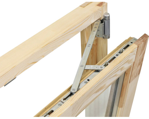 Fensterbeschlag aus Metall an einem Holzfensterrahmen montiert.