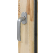 Fenstergriff in Silberoptik an einem Fensterrahmen aus Holz.