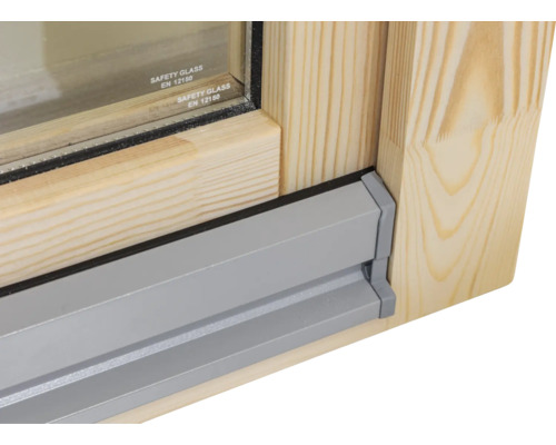 Detailansicht einer Fensterecke aus Holz mit Einscheibensicherheitsglas gemäß Norm EN 12150 und grauer Regenschutzschiene.