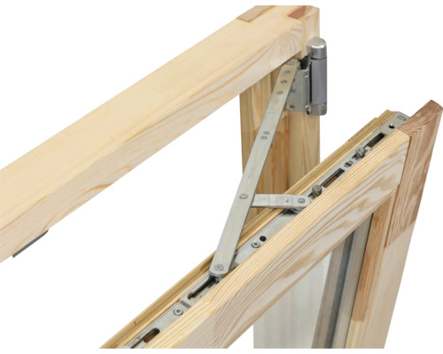 Detailansicht eines Holzfensters mit Kippbeschlag aus Metall.