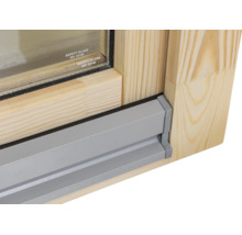 Nahaufnahme eines Holzfensterrahmens mit Sicherheitsglas gemäß Norm EN 12150 und grauer Profilleiste.