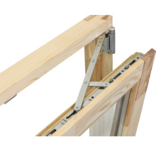 Detailansicht eines Holzfensters mit Kippbeschlag aus Metall.