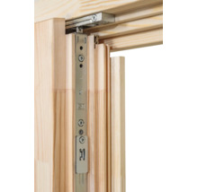 Detailansicht eines Fensterbeschlags aus Metall an einem Fensterrahmen aus hellem Holz.
