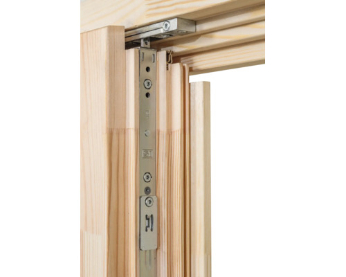 Detailansicht eines Fensterbeschlags aus Metall an einem Fensterrahmen aus hellem Holz.
