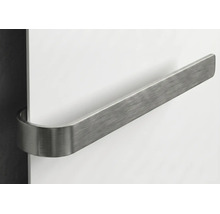 Moderner Handtuchhalter aus gebürstetem Metall, montiert an einem Heizkörper.