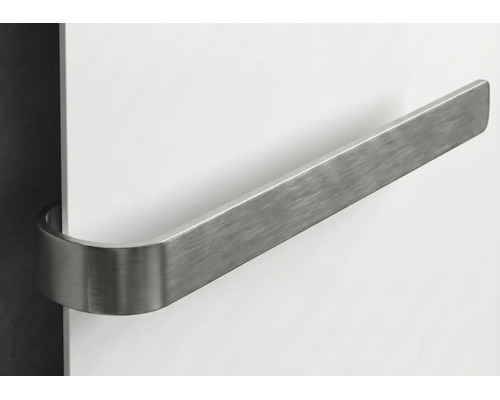 Moderner Handtuchhalter aus gebürstetem Metall, montiert an einem Heizkörper.
