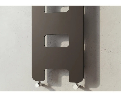 Moderner Design-Heizkörper in Dunkelbraun mit rechteckigen Aussparungen für Handtücher, flache Bauform an einer Wand montiert.