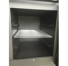 Innenansicht eines Backofens mit einem Metallgitterrost auf der mittleren Schienenhöhe.