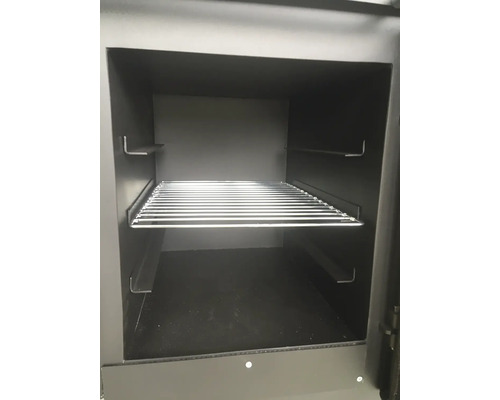 Innenansicht eines Backofens mit einem Metallgitterrost auf der mittleren Schienenhöhe.