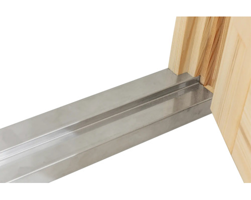 Nahaufnahme einer Türschwelle aus Metall, montiert an einer Zarge aus hellem Holz.