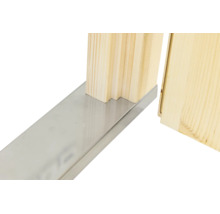 Nahaufnahme einer metallenen Türschwelle an einer profilierten Türzarge aus hellem Holz.