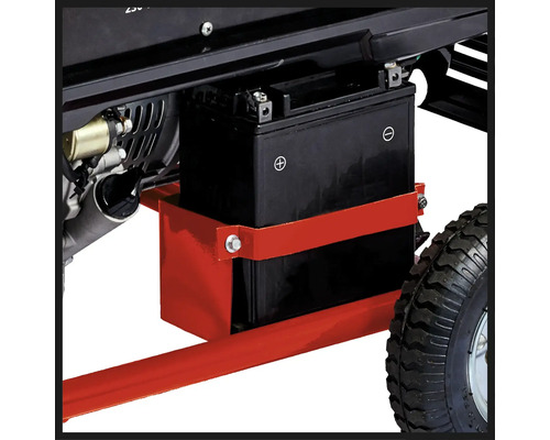 Detailaufnahme einer Starterbatterie in einer Metallhalterung an einem Stromerzeuger.
