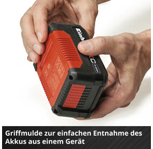 Einhell 4,0 Ah Akku mit Griffmulde für eine einfache Entnahme aus einem Gerät, in zwei Händen gehalten.