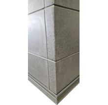 Wandfliese mit Granitoptik und gespachtelten Fugen an einer Innenecke mit Fliesenschiene